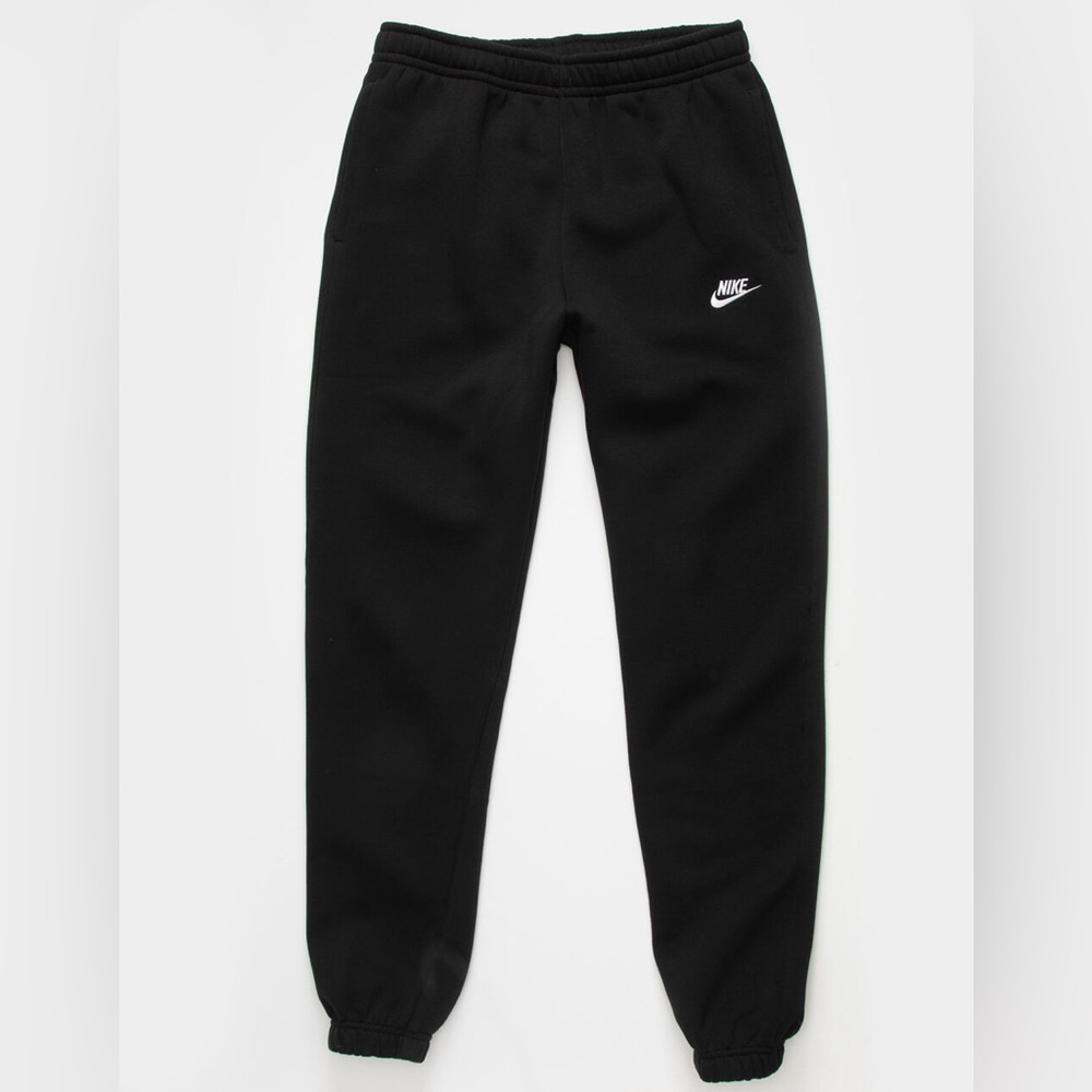 Nike Fleece Tapered Club Swoosh Sweatpants (Blsck)
